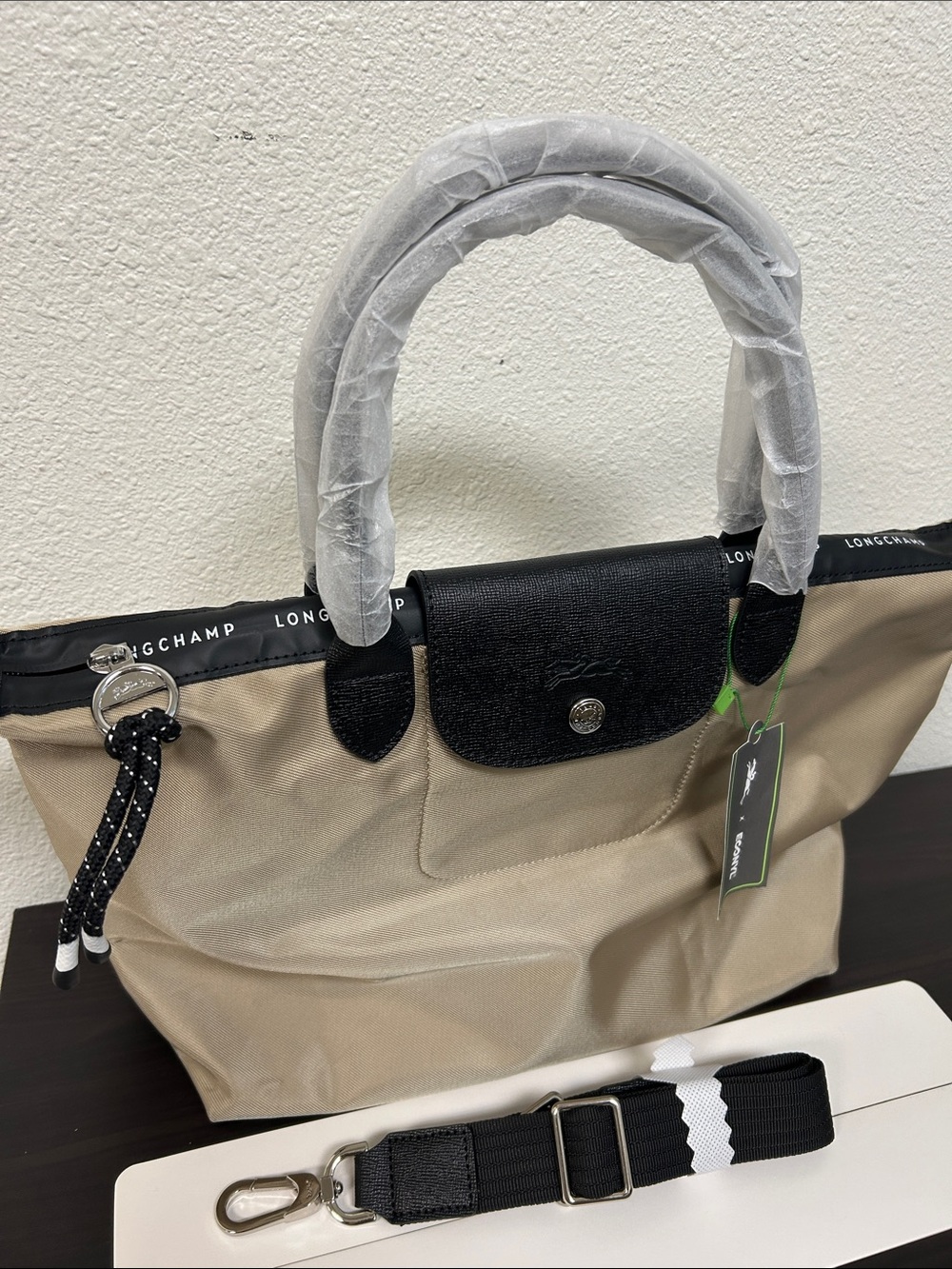 Longchamp Large tobacco nylon tote with black trim and strap - Picture 5 of 5